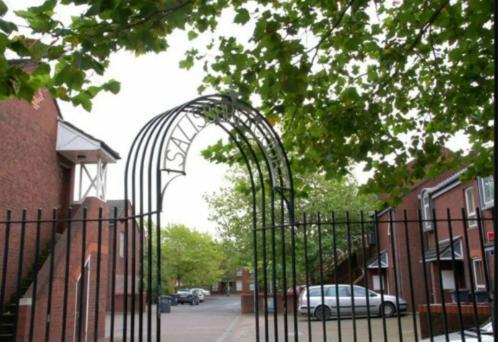 Excellent Location - City Centre - Parking - 4 Beds -2 Bedrooms Belfast Buitenkant foto