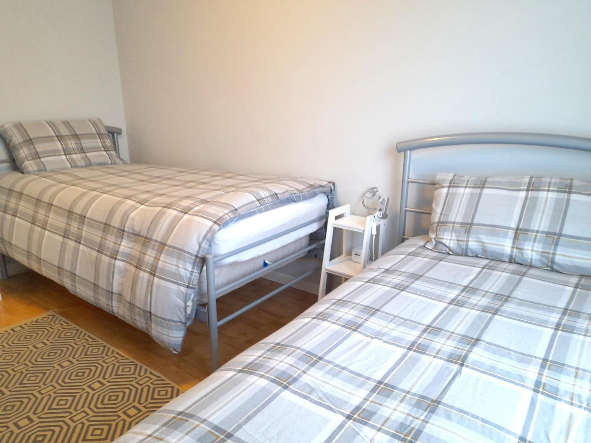 Excellent Location - City Centre - Parking - 4 Beds -2 Bedrooms Belfast Buitenkant foto