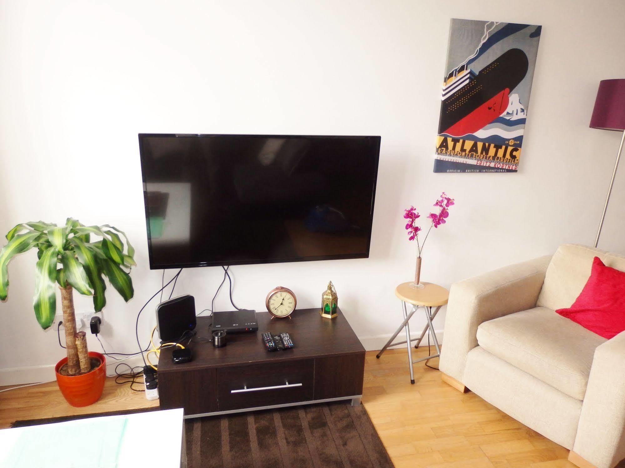 Excellent Location - City Centre - Parking - 4 Beds -2 Bedrooms Belfast Buitenkant foto