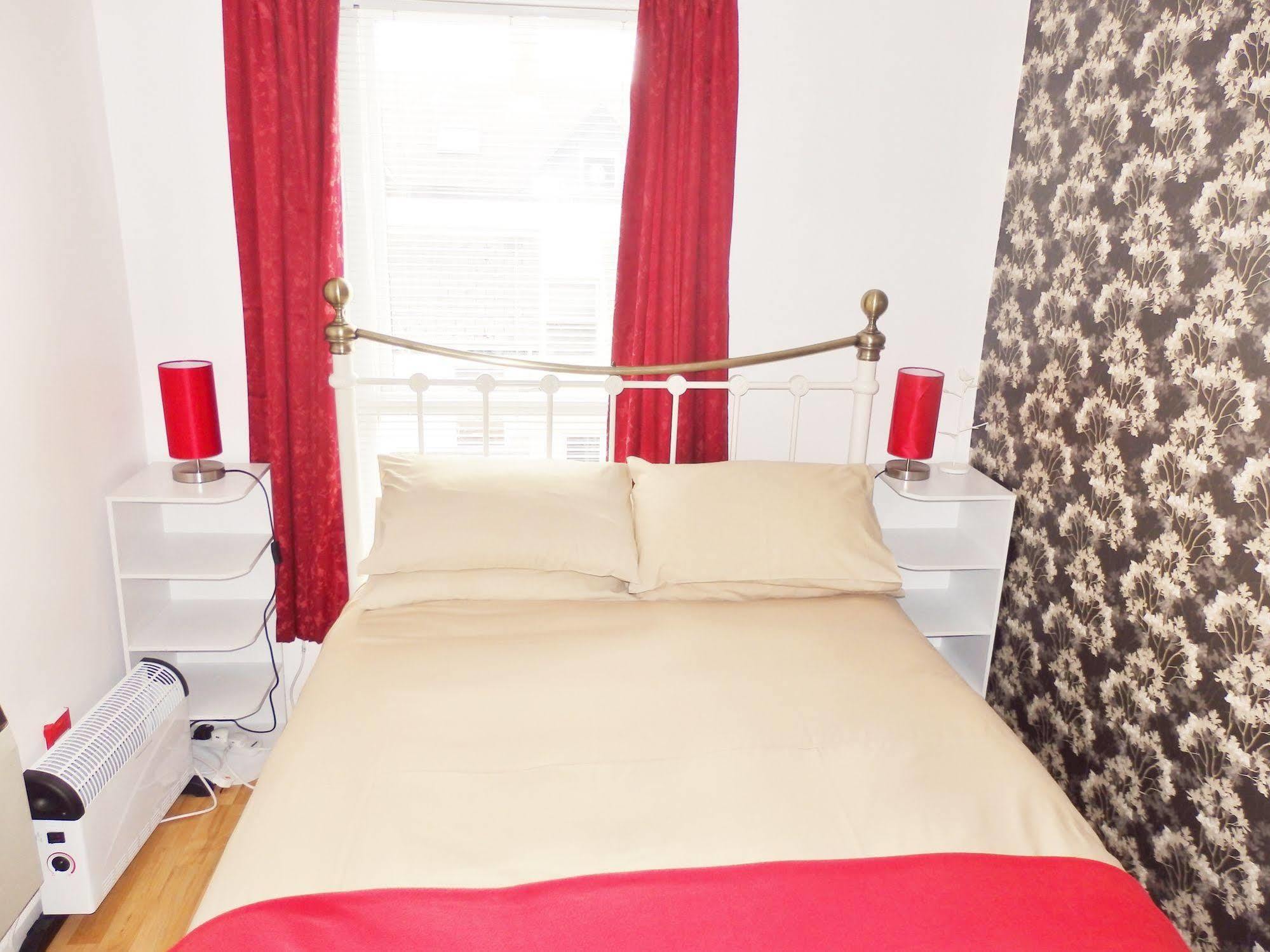 Excellent Location - City Centre - Parking - 4 Beds -2 Bedrooms Belfast Buitenkant foto