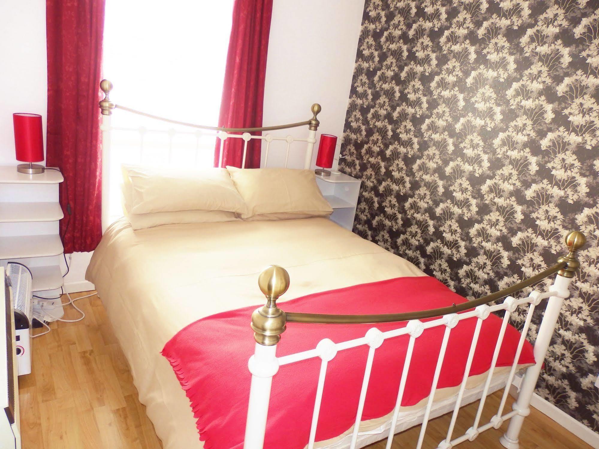 Excellent Location - City Centre - Parking - 4 Beds -2 Bedrooms Belfast Buitenkant foto